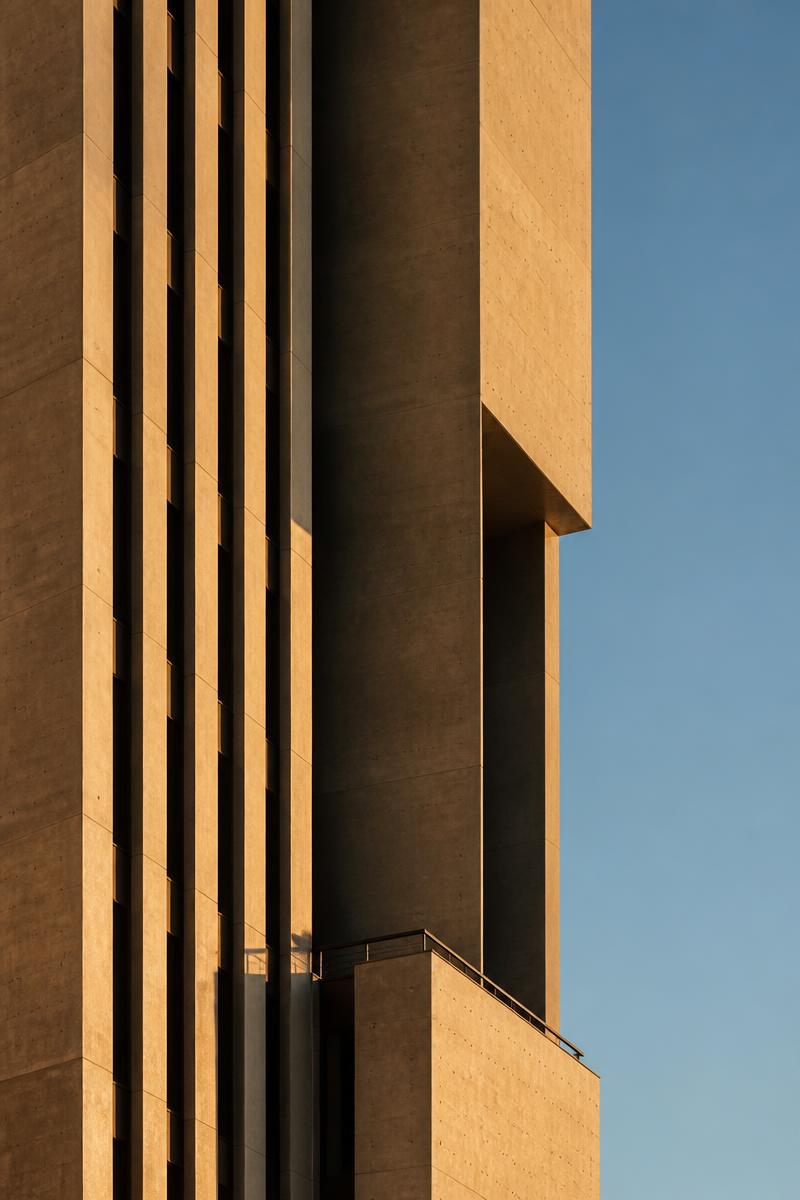 Fachada de concreto de un edificio en construcción